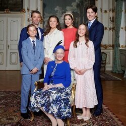 Foto oficial de Margarita de Dinamarca, Federico y Mary de Dinamarca y sus hijos en la Confirmación de Isabel de Dinamarca