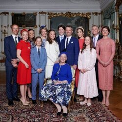 Isabel de Dinamarca con sus padres, sus hermanos, su abuela Margarita de Dinamarca y sus padrinos en su Confirmación