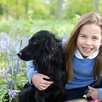 La Princesa Carlota con su perra Orla en un posado por su 7 cumpleaños