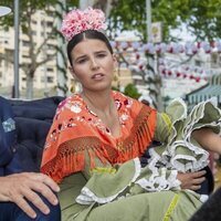 Tana Rivera con cara de preocupación en un coche de caballos en la Feria de Abril 2022