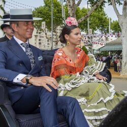 Tana Rivera en un coche de caballos en la Feria de Abril 2022