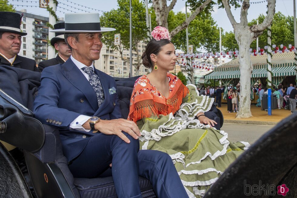 Tana Rivera en un coche de caballos en la Feria de Abril 2022