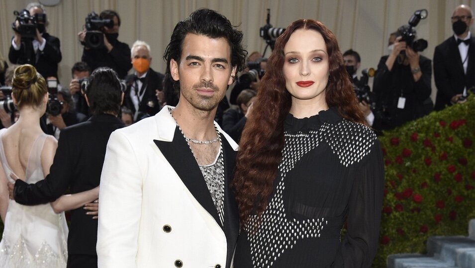 Sophie Turner y Joe Jonas posan en la MET Gala 2022