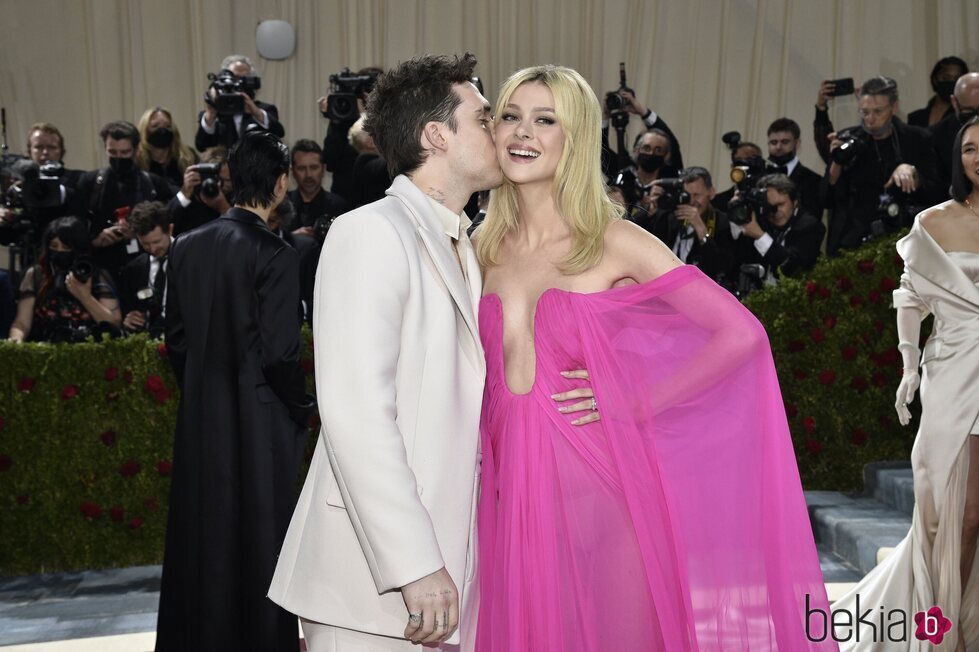 Brooklyn Beckham besa cariñoso a Nicola Peltz en la MET Gala 2022