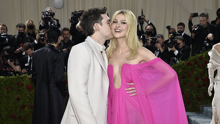 Brooklyn Beckham besa cariñoso a Nicola Peltz en la MET Gala 2022