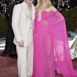 Nicola Peltz y Brooklyn Beckham posan en la MET Gala 2022