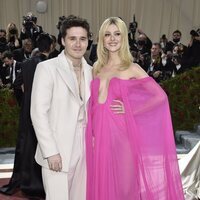 Nicola Peltz y Brooklyn Beckham posan en la MET Gala 2022