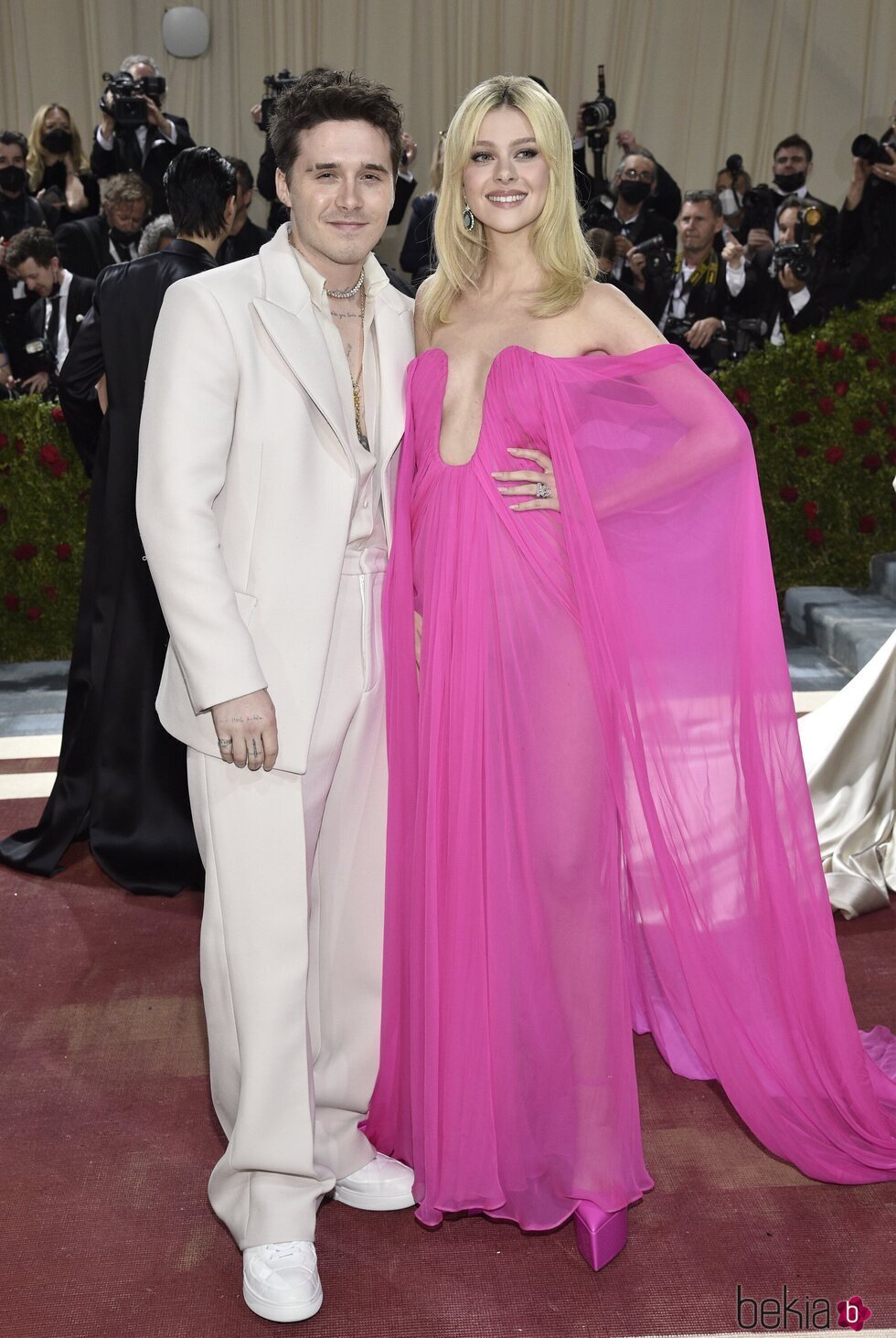 Nicola Peltz y Brooklyn Beckham posan en la MET Gala 2022