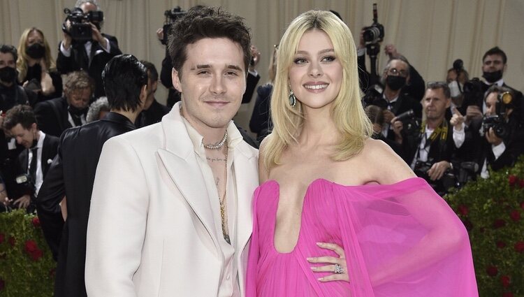 Nicola Peltz y Brooklyn Beckham posan en la MET Gala 2022