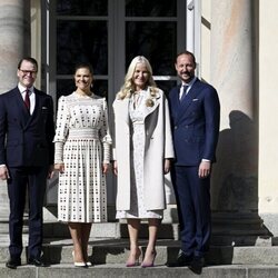 Victoria y Daniel de Suecia con Haakon y Mette-Marit de Noruega en el Palacio de Haga