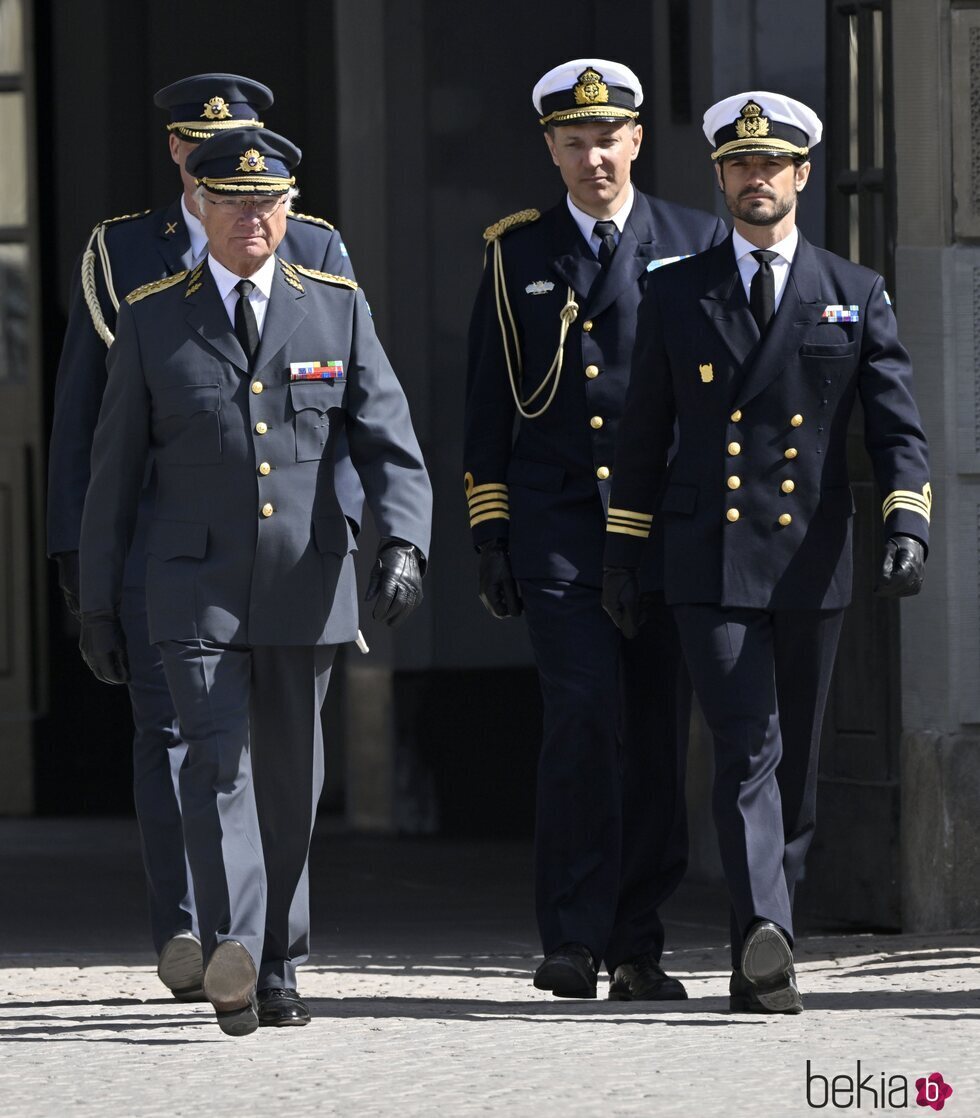 Carlos Gustavo de Suecia y Carlos Felipe de Suecia en el 76 cumpleaños del Rey de Suecia