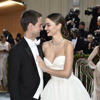 Evan Spiegel y Miranda Kerr, muy enamorados en la MET Gala 2022