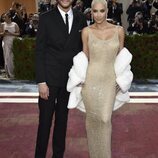 Kim Kardashian y Pete Davidson posando en la MET Gala 2022