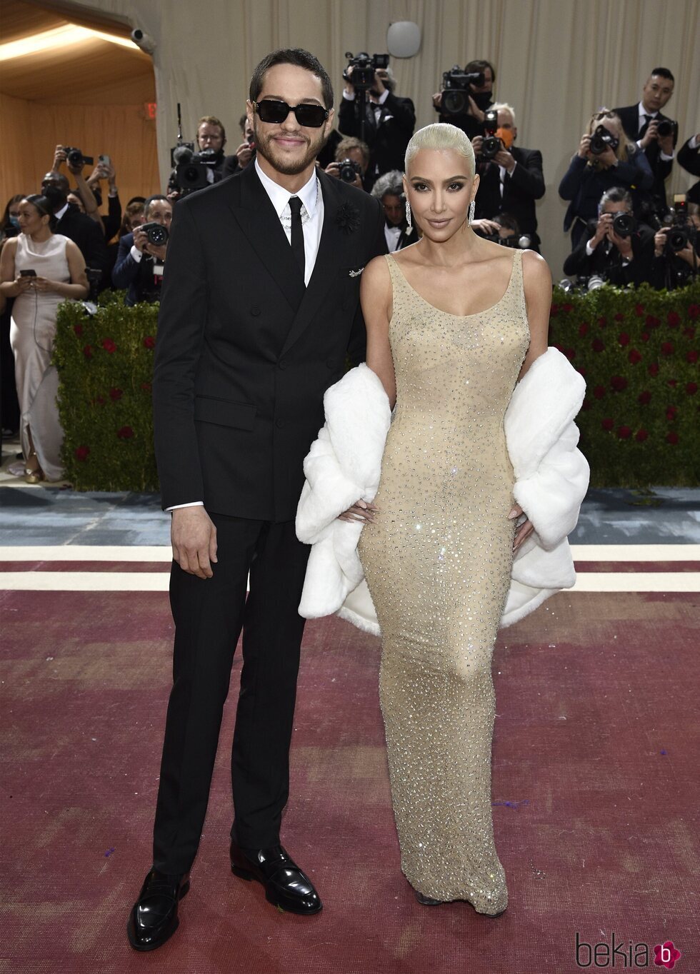 Kim Kardashian y Pete Davidson posando en la MET Gala 2022