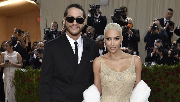 Kim Kardashian y Pete Davidson posando en la MET Gala 2022