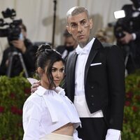 Kourtney Kardashian y Travis Barker, enamorados en la MET Gala 2022