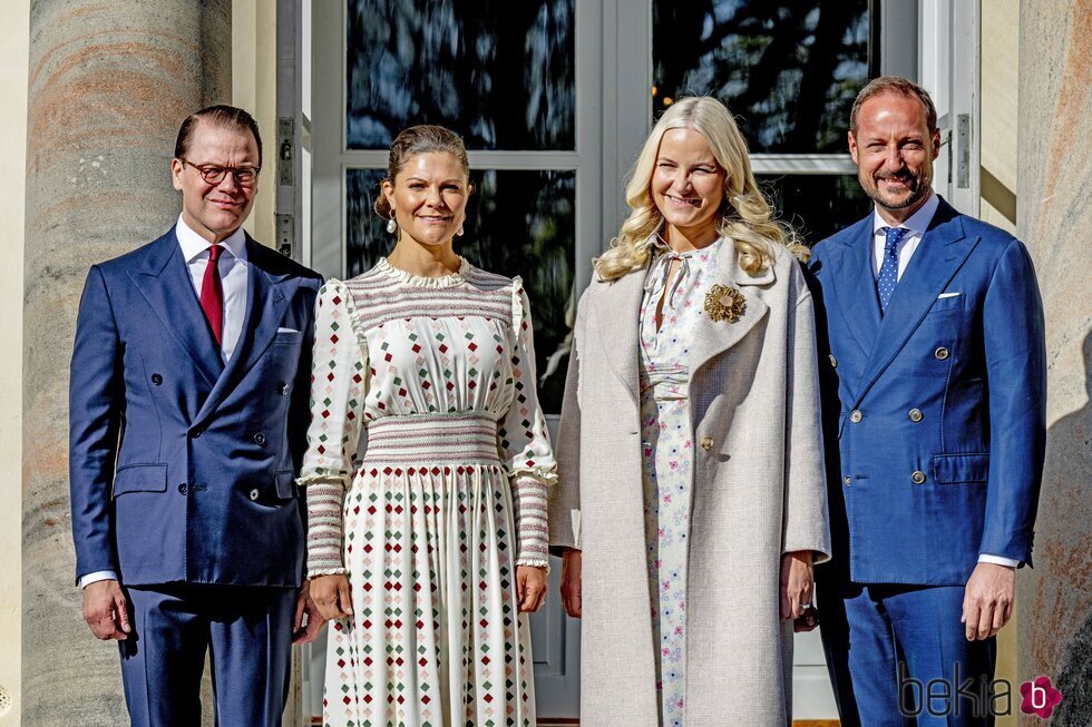 Victoria y Daniel de Suecia en el Palacio de Haga con Haakon y Mette-Marit de Noruega