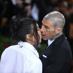 Kourtney Kardashian y Travis Barker se besan en la MET Gala 2022