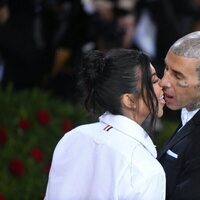 Kourtney Kardashian y Travis Barker se besan en la MET Gala 2022