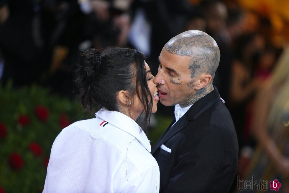 Kourtney Kardashian y Travis Barker se besan en la MET Gala 2022