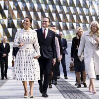 Victoria y Daniel de Suecia y Haakon y Mette-Marit de Noruega en el Karolinksa Institutet