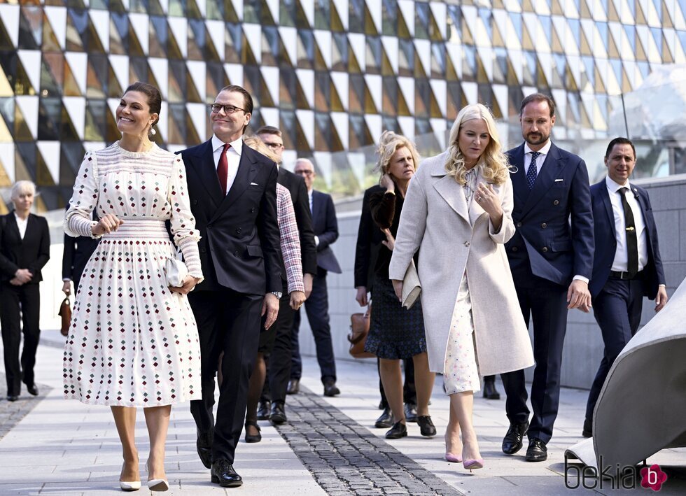 Victoria y Daniel de Suecia y Haakon y Mette-Marit de Noruega en el Karolinksa Institutet