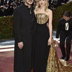 Marcus Mumford y Carey Mulligan posando en la MET Gala 2022