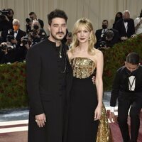 Marcus Mumford y Carey Mulligan posando en la MET Gala 2022