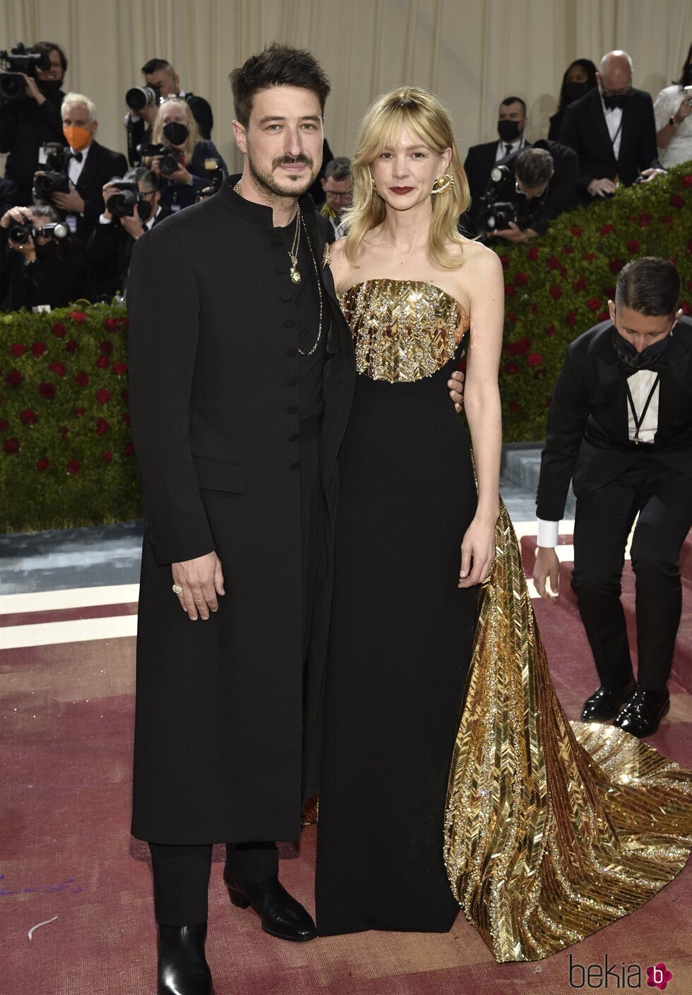 Marcus Mumford y Carey Mulligan posando en la MET Gala 2022