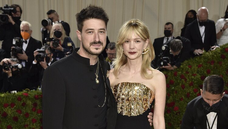 Marcus Mumford y Carey Mulligan posando en la MET Gala 2022