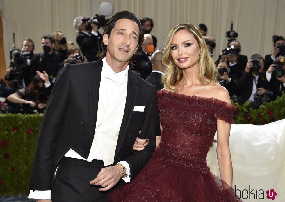 Adrien Brody y Georgina Chapman posando en la MET Gala 2022