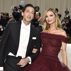 Adrien Brody y Georgina Chapman posando en la MET Gala 2022