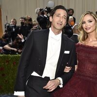 Adrien Brody y Georgina Chapman posando en la MET Gala 2022