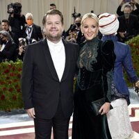 James Corden y Julia Carey posando en la MET Gala 2022