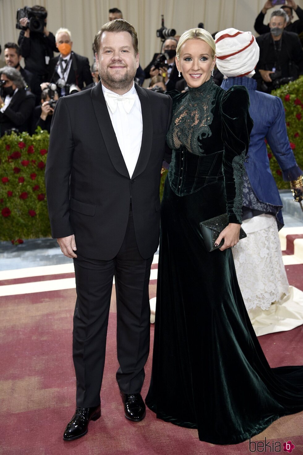 James Corden y Julia Carey posando en la MET Gala 2022