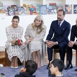 Victoria de Suecia, Mette-Marit de Noruega, Haakon de Noruega y Daniel de Suecia en la Kulturhuset de Estocolmo