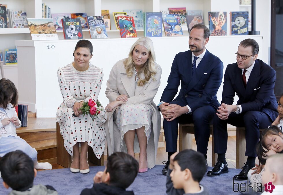 Victoria de Suecia, Mette-Marit de Noruega, Haakon de Noruega y Daniel de Suecia en la Kulturhuset de Estocolmo