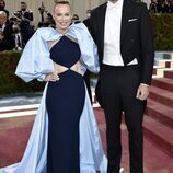 Caroline Wozniacki y David Lee posando en la MET Gala 2022