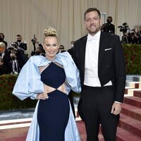 Caroline Wozniacki y David Lee posando en la MET Gala 2022