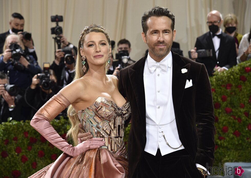 Blake Lively y Ryan Reynolds posando en la MET Gala 2022