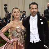 Blake Lively y Ryan Reynolds posando en la MET Gala 2022