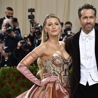 Blake Lively y Ryan Reynolds posando en la MET Gala 2022