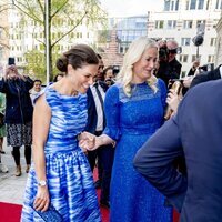 Victoria de Suecia y Mette-Marit de Noruega ríen cogidas de la mano en una recepción en Estocolmo