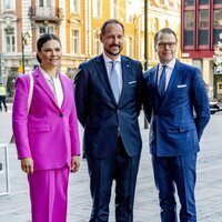 Victoria y Daniel de Suecia con Haakon de Noruega en un seminario en Estocolmo