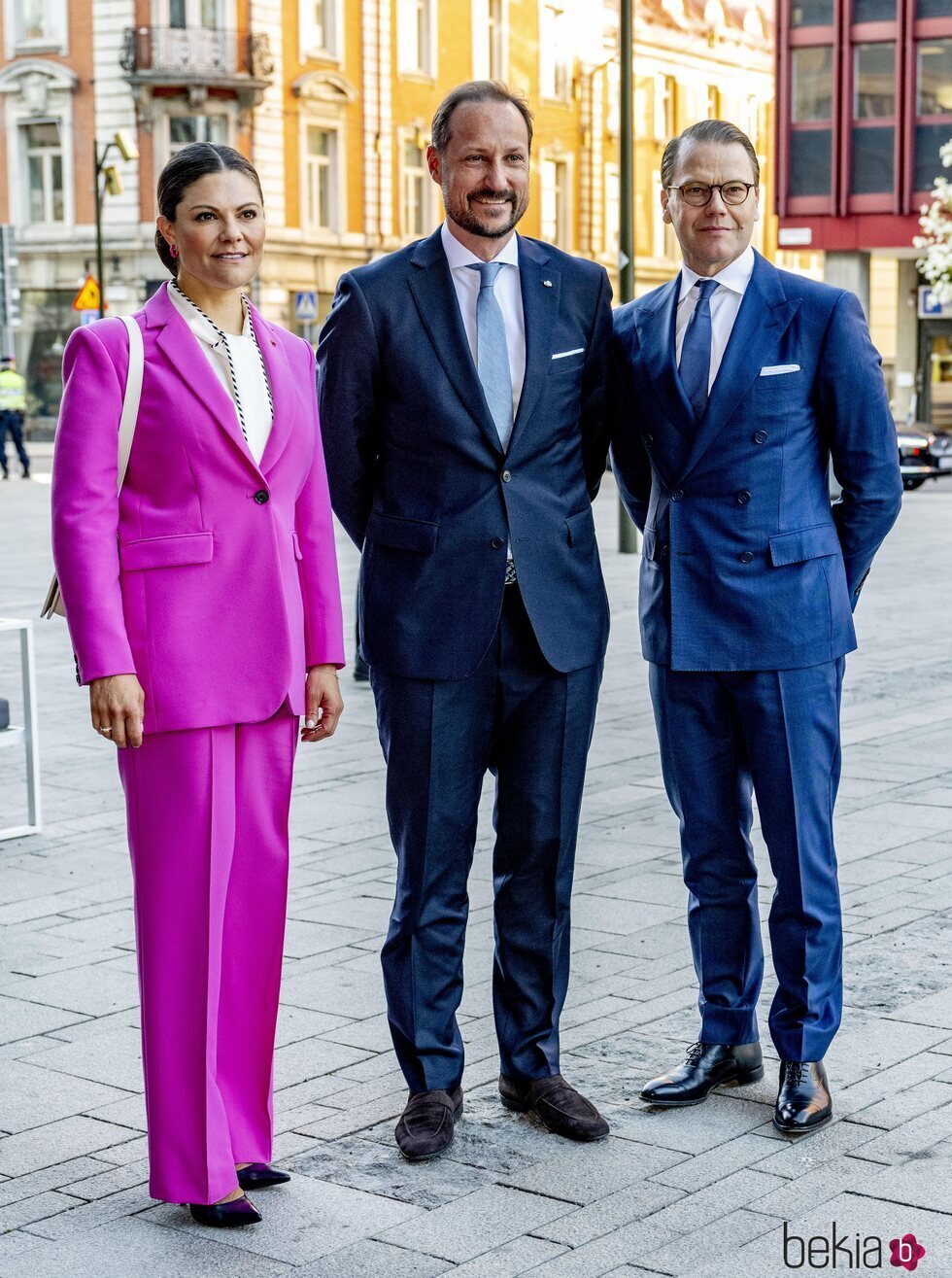 Victoria y Daniel de Suecia con Haakon de Noruega en un seminario en Estocolmo