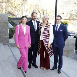 Victoria y Daniel de Suecia y Haakon y Mette-Marit de Noruega en un seminario en Estocolmo