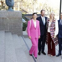 Victoria y Daniel de Suecia y Haakon y Mette-Marit de Noruega en un seminario en Estocolmo