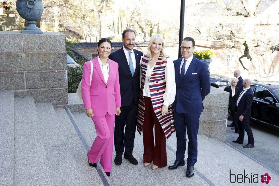 Victoria y Daniel de Suecia y Haakon y Mette-Marit de Noruega en un seminario en Estocolmo