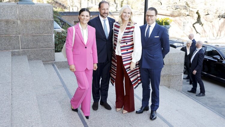 Victoria y Daniel de Suecia y Haakon y Mette-Marit de Noruega en un seminario en Estocolmo