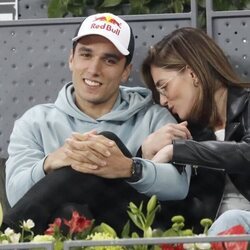 Andrea Duro dando un beso a Alejandro Galán en el Madrid Open de Tenis 2022